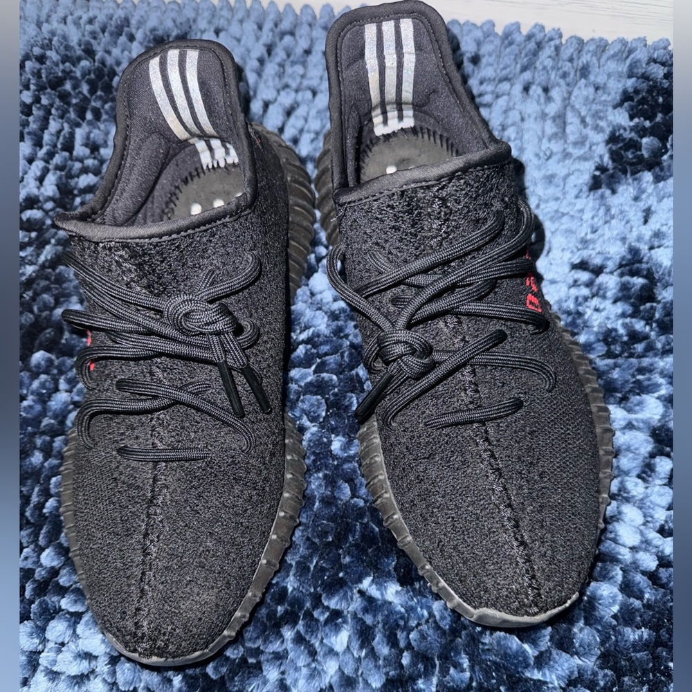 adidas Yeezy Boost 350 in black. Almost brand new, excellent condition. ❤️